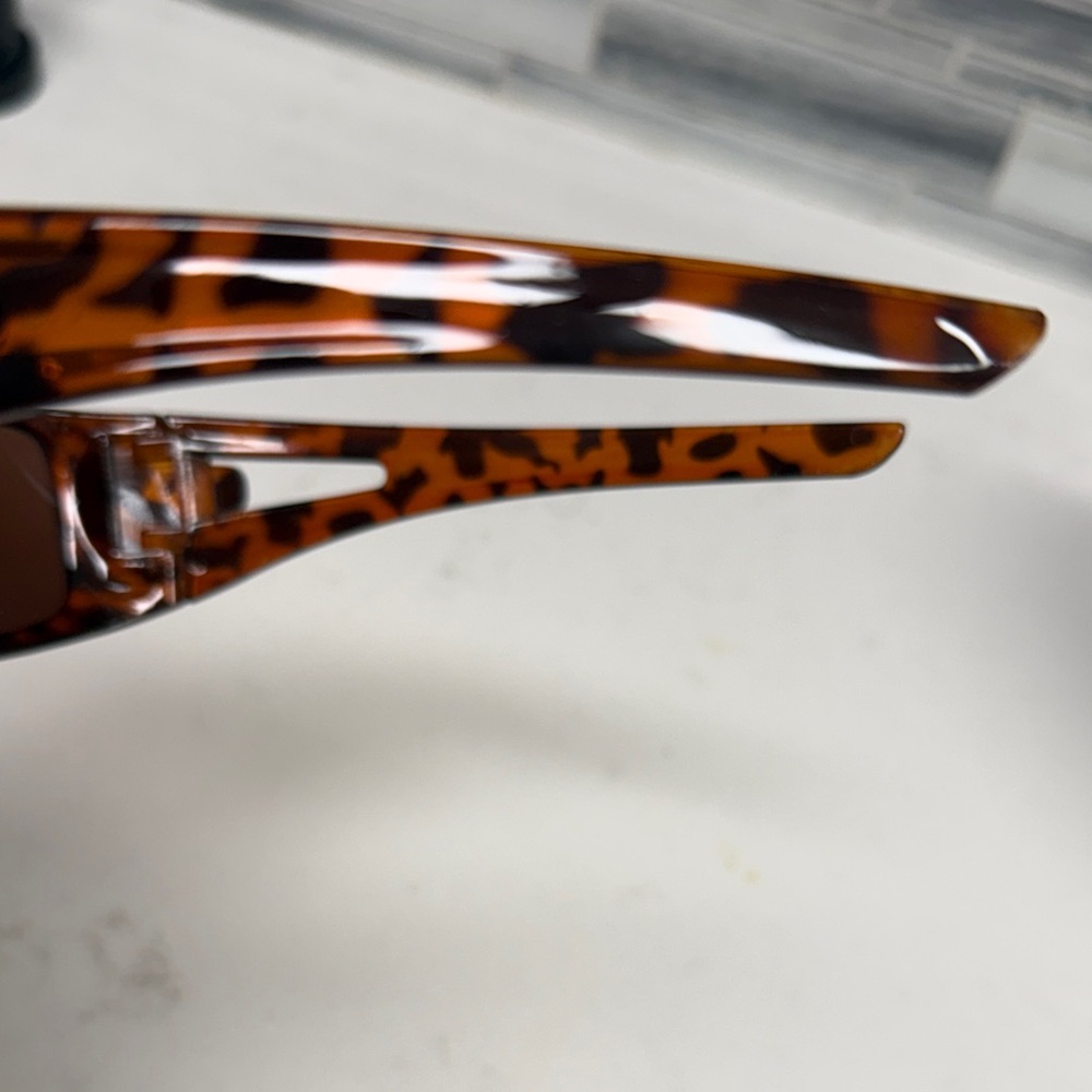 Elegant Tortoise Shell Sunglasses - Picture 9 of 14
